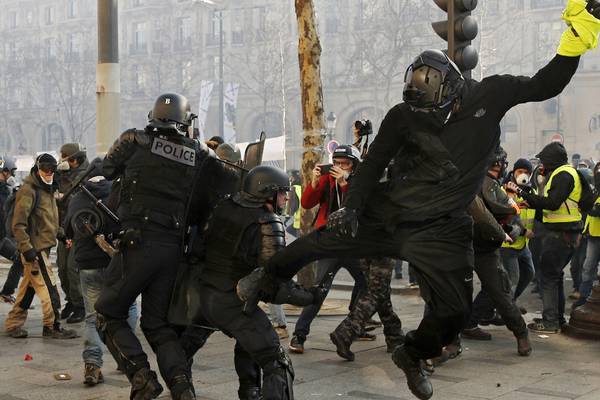 Gilets jaunes protests cause extensive damage on Champs-Élysées