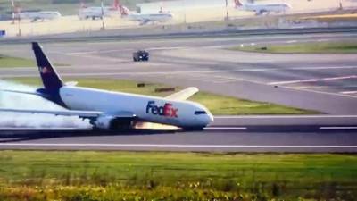 CCTV captures Boeing 767 'belly landing' at Istanbul airport