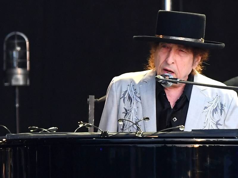 ‘Error in judgment’: Bob Dylan apologises for using a machine to autograph ‘hand-signed’ books
