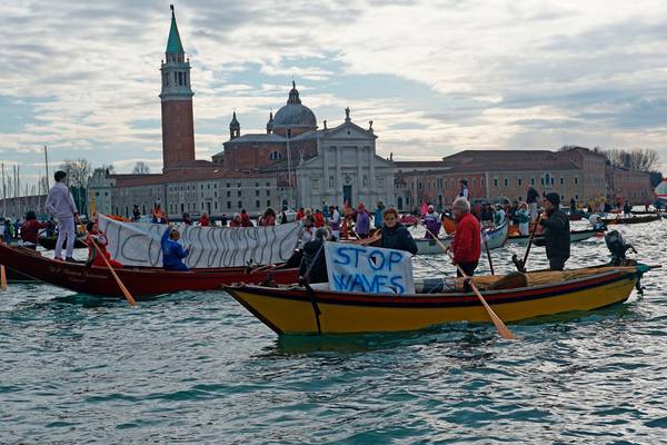 Hundreds protest in boats over Venice waters sailing conditions
