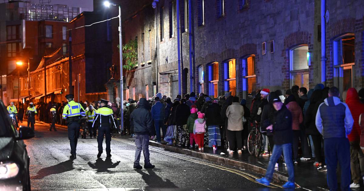Люди выстраиваются в очередь в Центре капуцинов за талонами на еду с 2 часов ночи – The Irish Times