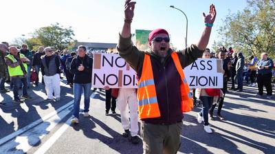 Protests in Italy as Covid pass becomes mandatory for workers
