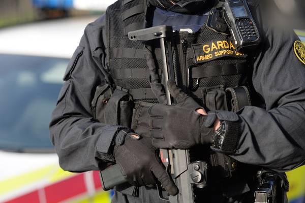 Gang throw objects from car in bid to flee pursuing gardaí
