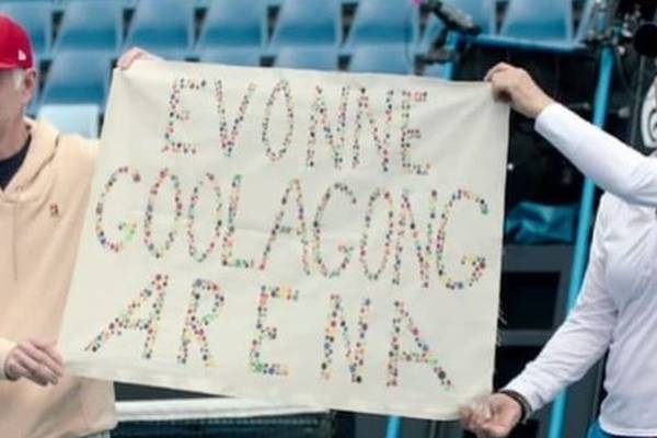Navratilova apologises for breaking protocol with protest