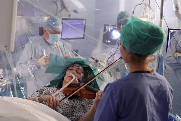 Violinist plays to save her music as surgeons remove brain tumour