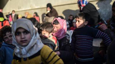 Tens of thousands of Syrians flee Aleppo for Turkish border