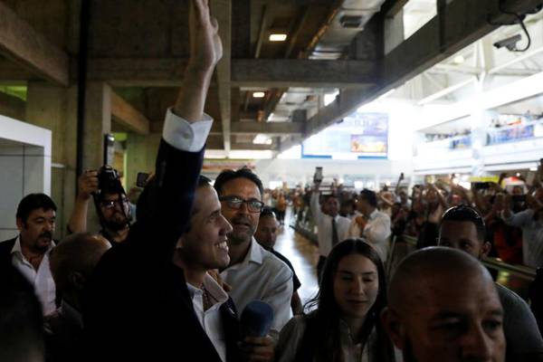 Guaidó defies threats of arrest and returns to Venezuela