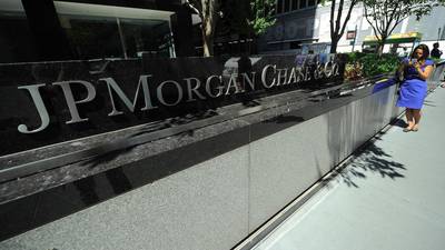 US banks dampen a good week for equities