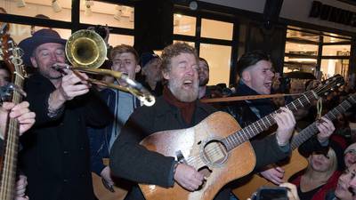 Hundreds join Glen Hansard for Christmas Eve Grafton Street busk