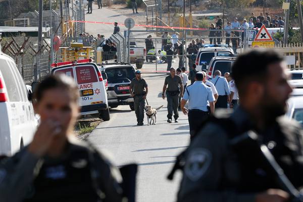 Palestinian gunman kills Israeli guards at West Bank checkpoint