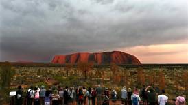 Aboriginals praise man who cut Uluru chain to deter climbers