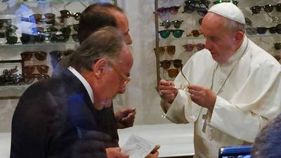 Holy show: Pope Francis  draws crowd as he shops for glasses