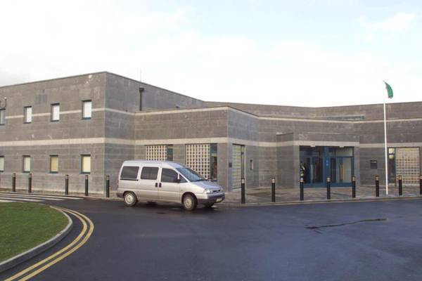 Garda hunt underway for prisoner who escaped from courthouse