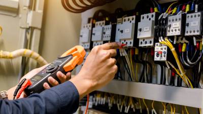 Electricians’ union warns of ‘war’ over pay agreement