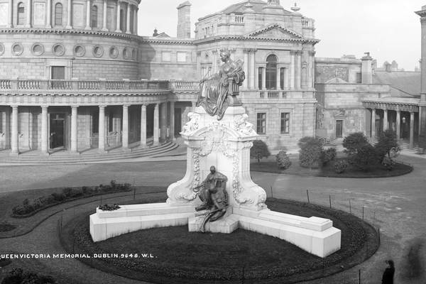 ‘The old lady was glaring about’: When Dublin’s Queen Victoria statue was removed