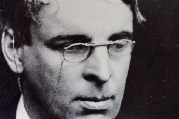 WB Yeats’s signature glasses sell for €10,000 at auction