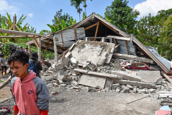 Indonesian earthquake leaves 16 people dead, 335 injured