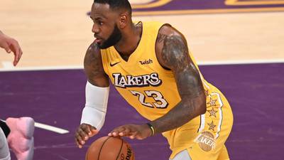 LeBron James aggravates nagging groin injury in Lakers defeat