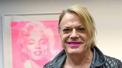 Eddie Izzard to use the pronouns ‘she’ and ‘her’