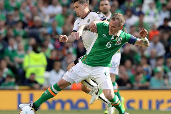Ireland midfielder Glenn Whelan joins Aston Villa