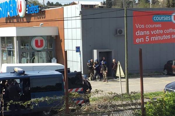 Gunman killed after three shot dead in French attacks