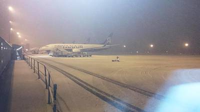 Heavy snowfall in Britain leaves travellers stranded