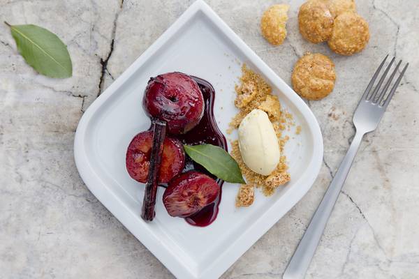 Plum pud: Baked fruit in red wine