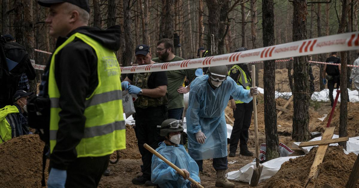 L’Ukraine dit que des centaines de personnes sont enterrées dans une fosse commune alors que la recherche de proches se poursuit – The Irish Times