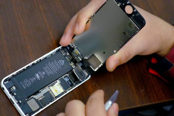 Apple cuts cost of iPhone battery as it apologises over performance