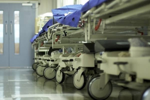 Trolley crisis: 13 children among 558 people waiting for a hospital bed