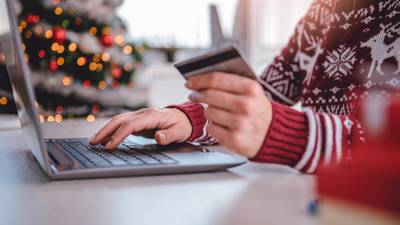 Record online sales give US holiday shopping season a boost