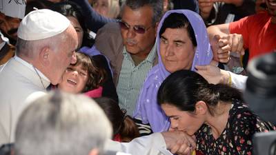 Pope Francis takes 12  Syrian refugees to Vatican