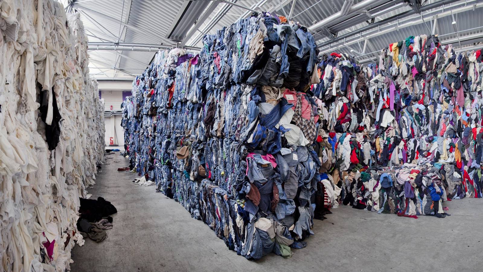 Куда можно сдать платье. Склад одежды. Одежда из Переработанных материалов. Вещи на переработку. Переработка ткани.