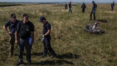 Lull in fighting allows experts to work at MH17 wreckage