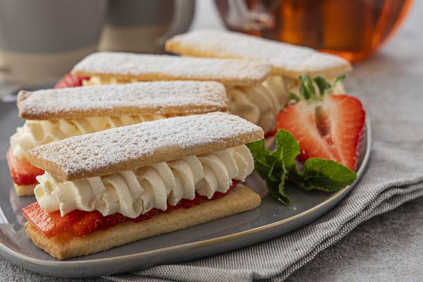 Strawberry shortbread with Chantilly cream: a delightful summer dessert