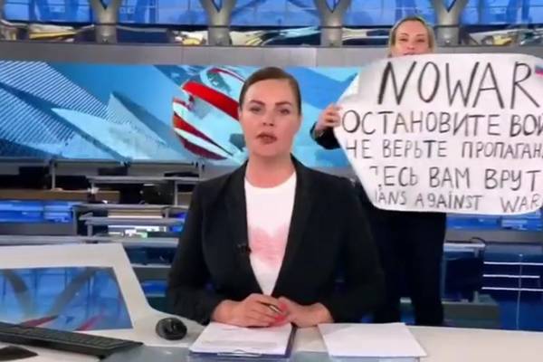 Anti-war protester disrupts Russian state live TV news