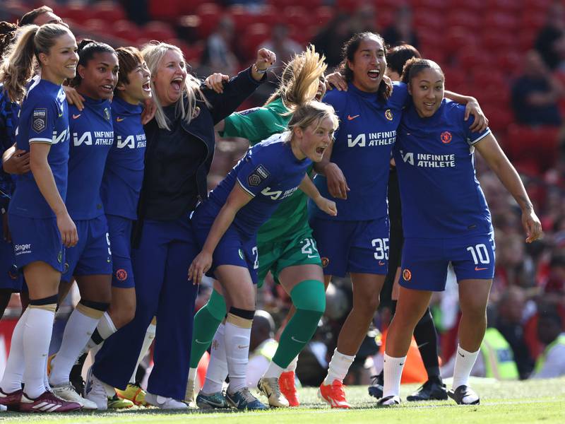 Emma Hayes bows out with another WSL title as Chelsea crush Manchester United