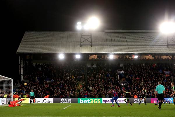 Hodgson fumes after Benteke misses late penalty for Palace