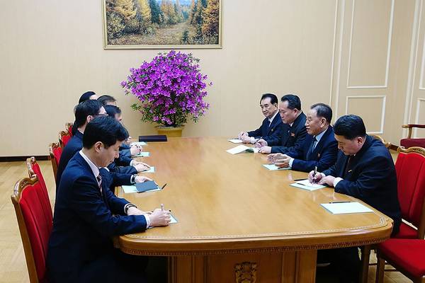 Kim Jong-un meets visiting South Korean delegation