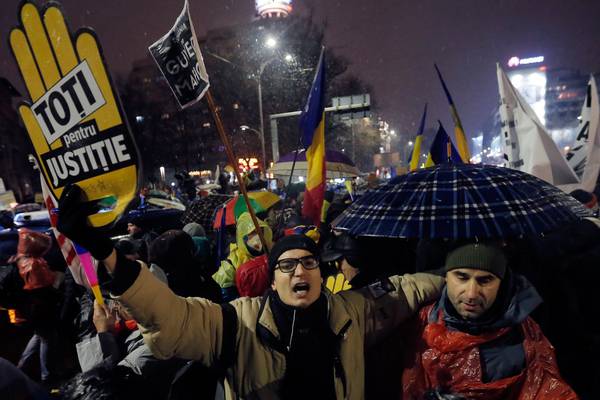 Tens of thousands of Romanians brave snow for corruption protest