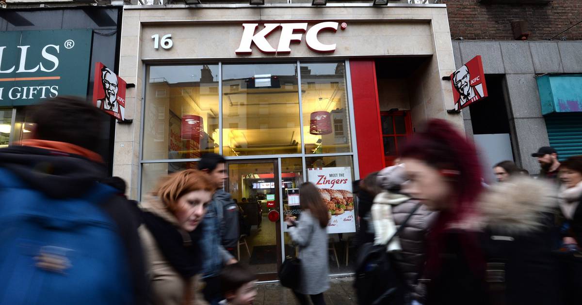 La succursale de KFC a reçu l’ordre de fermer pendant quatre jours après que les inspecteurs de la santé ont trouvé des rats morts dans les locaux – The Irish Times