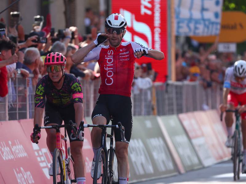 Benjamin Thomas wins stage five of Giro after breakaway holds off peloton