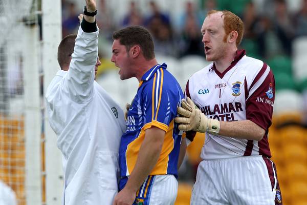 Men in white coats. The strange life of the GAA umpire
