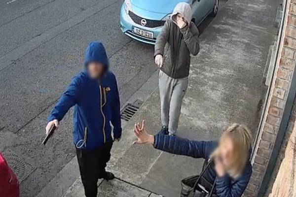 Man arrested over ‘gun mugging’ of tourists on Dublin street