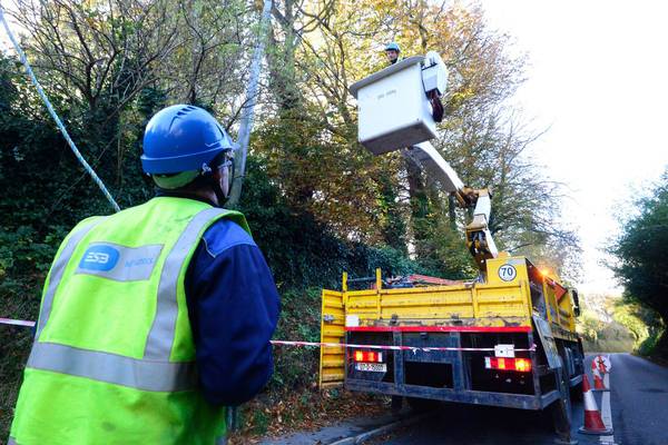 British repair crews to help ESB restore power after Ophelia