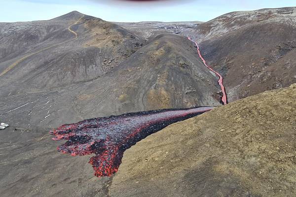 Hundreds of hikers evacuate Icelandic volcano as new fissure opens