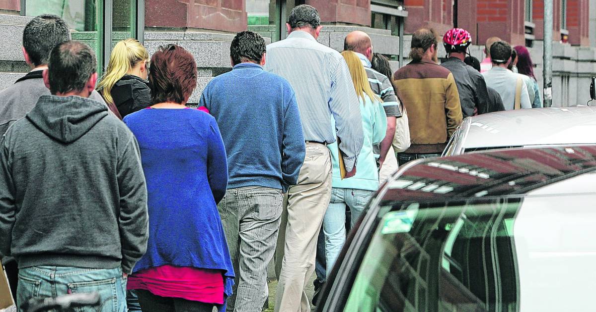 Безработица выросла до 4,3% в марте — The Irish Times