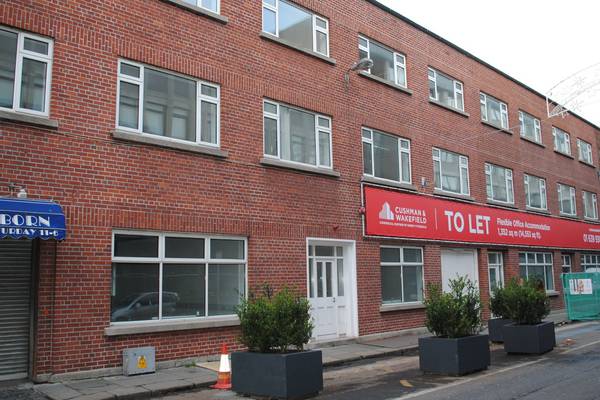 Three-storey D2 office block for rent at €484 per sq m