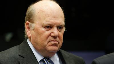 Fine Gael TDs want  criticism of Noonan omitted from report