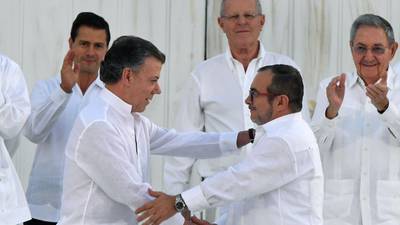 Colombian government  and Farc group sign historic peace deal